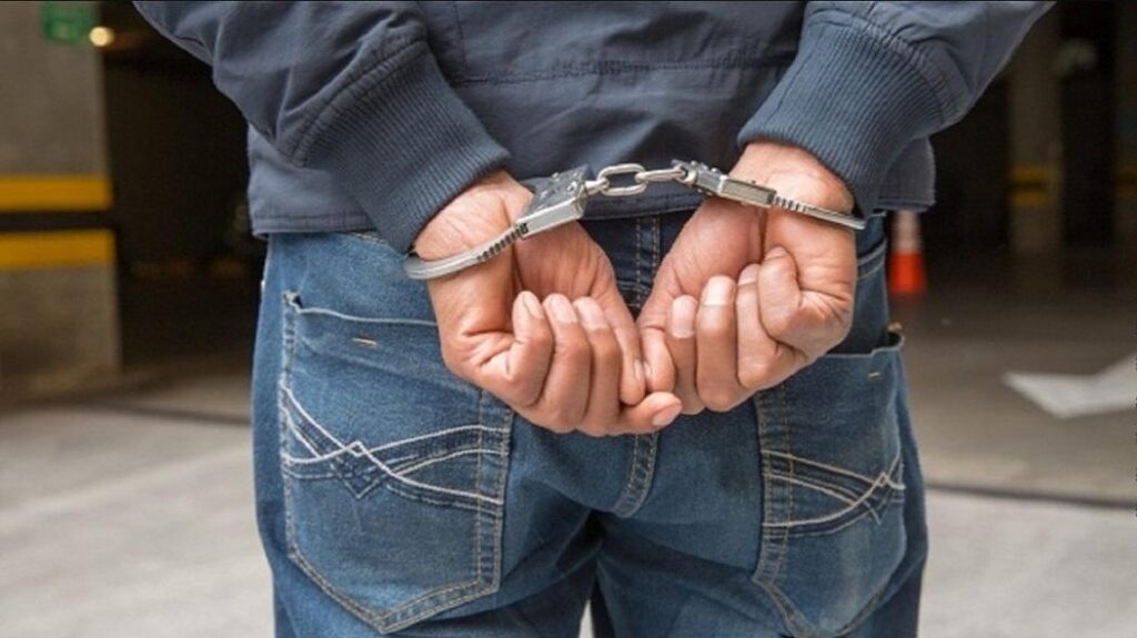 Hombre esposado durante un procedimiento de captura relacionado con una investigación judicial.