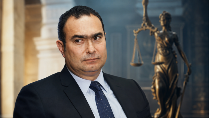 Jorge Pretelt frente a una figura de la justicia tras la negativa de su libertad condicional