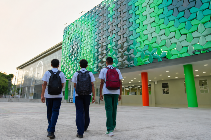 Estudiantes ingresan al CASD de Valledupar, institución donde surgió una denuncia por presunto adoctrinamiento.