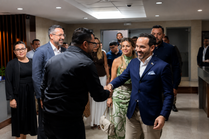 Abelardo de la Espriella durante su llegada a Bucaramanga para reunirse con autoridades locales y revisar proyectos estratégicos.
