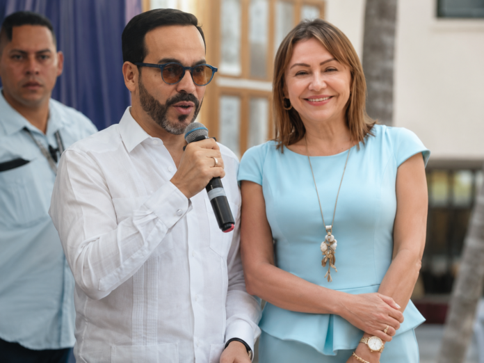 Abelardo de la Espriella junto a María Nohemí Arboleda, ministra designada de Minas y Energía.