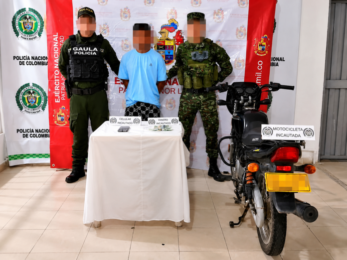 Policía y Ejército presentan a un hombre capturado por presuntamente cobrar extorsiones en Bosconia, Cesar.