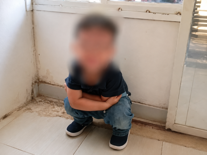 Imagen con el rostro protegido de un niño de cinco años que murió por inmersión en una piscina de Becerril, Cesar.