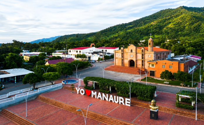 Vista aérea de la plaza principal y la iglesia de Manaure, Cesar, uno de los destinos turísticos del departamento.