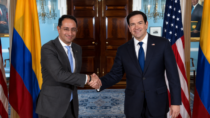 Restrepo y Marco Rubio se dan la mano durante reunión en Washington