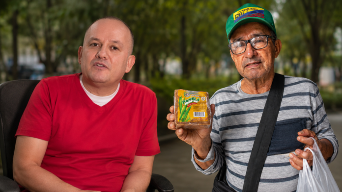 Profesor que rechazó a don Luis Felipe junto al vendedor de panela