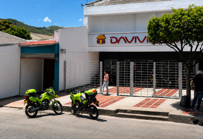 Fachada de la sucursal de Davivienda donde ocurrió un asalto bancario en Agustín Codazzi, Cesar.