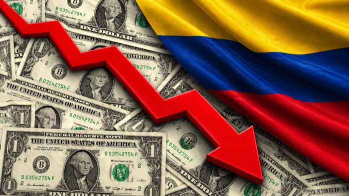 Caída del dólar en Colombia representada con billetes, una flecha roja descendente y la bandera nacional.