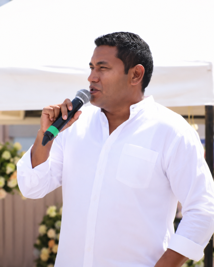 Alcalde de Maicao durante un pronunciamiento relacionado con el doble homicidio de dos empresarios.