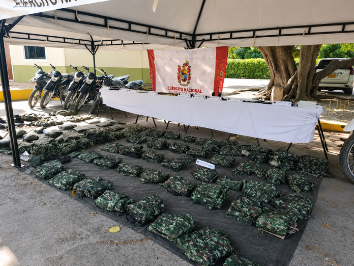 Uniformes, equipos de campaña y motocicletas incautados durante un operativo contra las ACSN en El Copey.