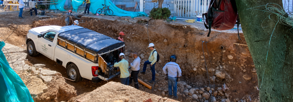 Trabajadores y vehículo técnico dentro de una excavación del colector de aguas lluvias en Valledupar.