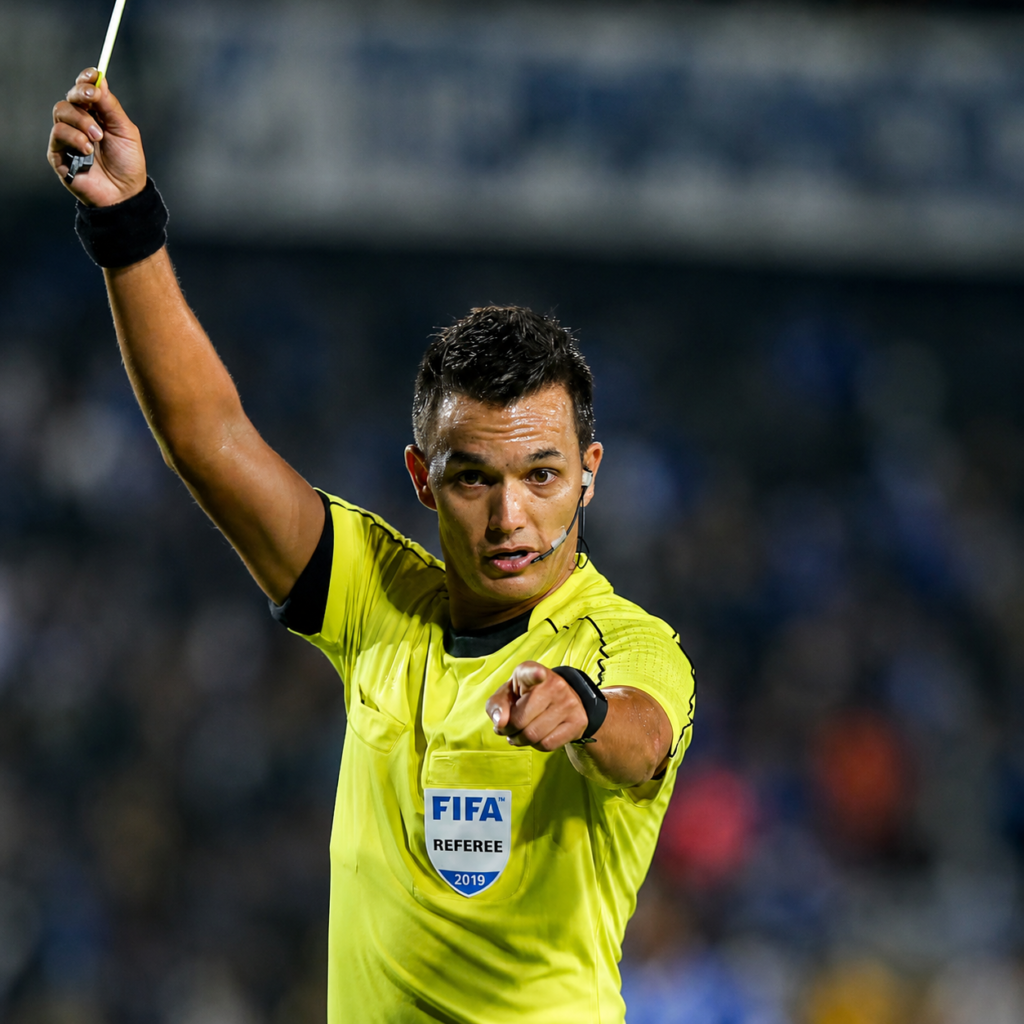 Nicolás Gallo dirige una jugada durante un partido internacional.