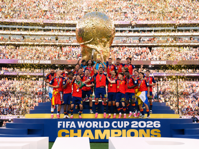 Jugadores de España celebran la conquista del Mundial 2026 después de vencer a Argentina en la final.
