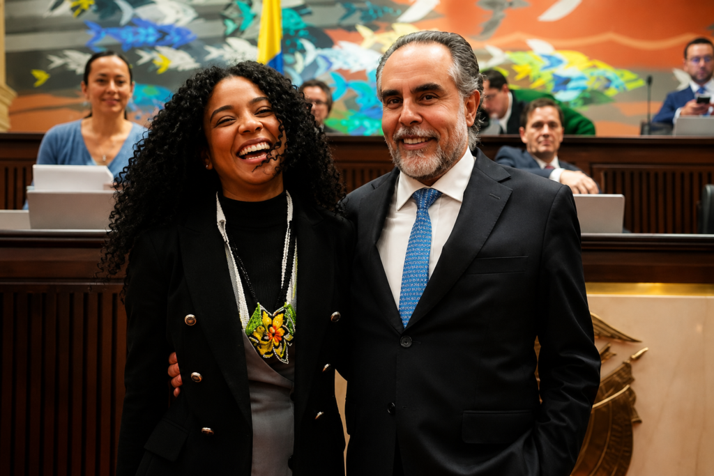 Juliana Guerrero junto a Armando Benedetti durante una actividad relacionada con el Gobierno Petro.