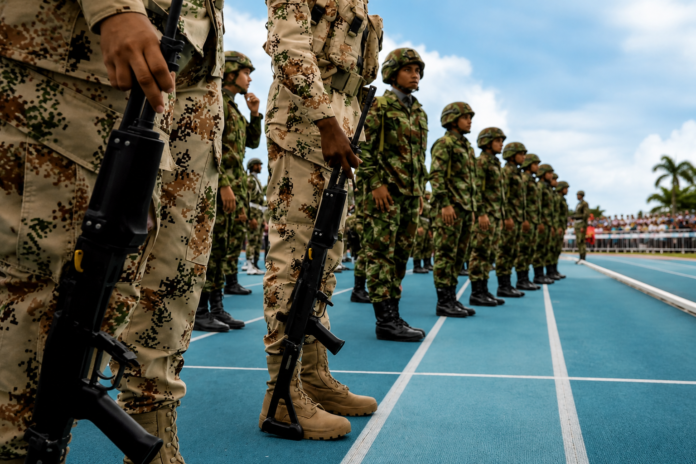 Soldados del Ejército Nacional durante el desfile militar programado en Valledupar para conmemorar los 216 años de la Independencia de Colombia.