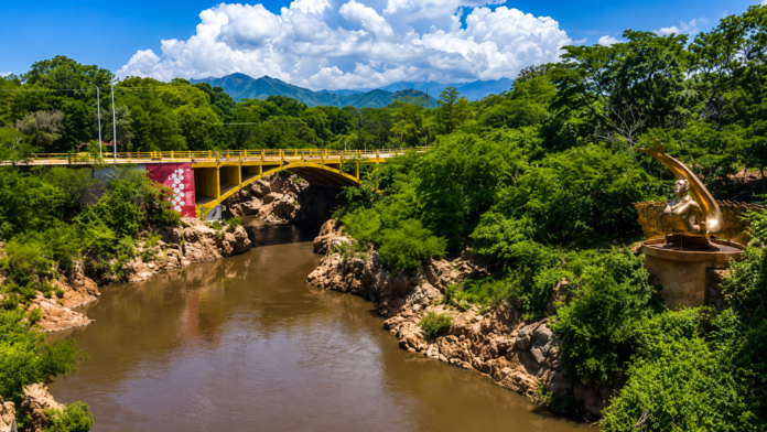Vista panorámica del balneario Hurtado y el río Guatapurí en Valledupar.