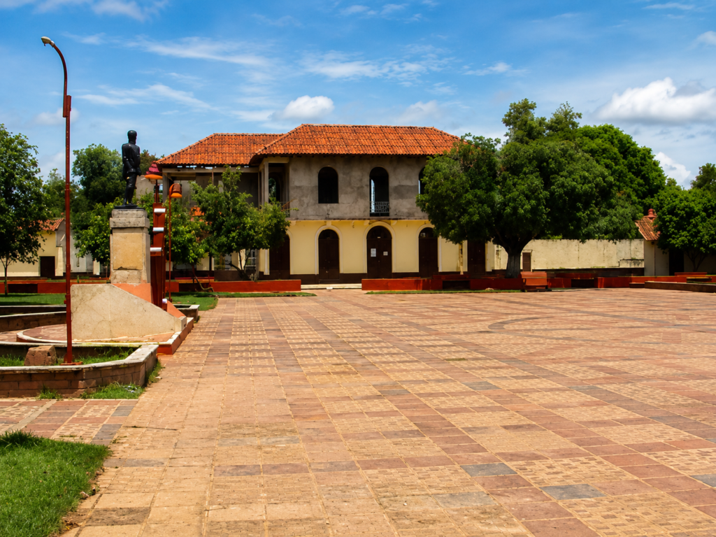 Vista de la plaza principal y la arquitectura tradicional de Tamalameque, Cesar.