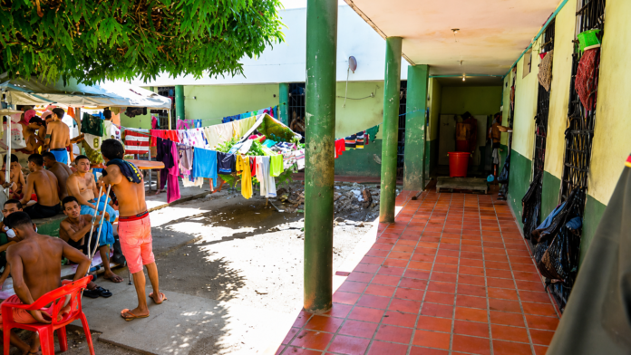 Personas privadas de la libertad en el patio del centro de reclusión La Permanente de Valledupar.