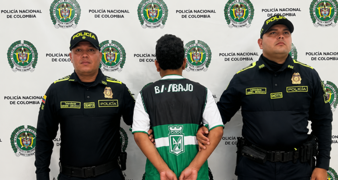 Policías custodian a alias ‘Banana’ después de su captura en Aguachica, sur del Cesar.