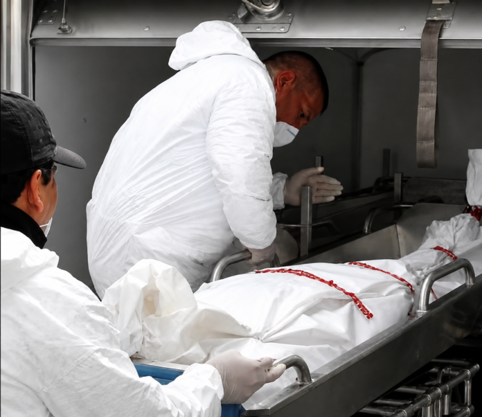 Personal forense realiza un procedimiento relacionado con un homicidio investigado en La Loma de Calenturas.
