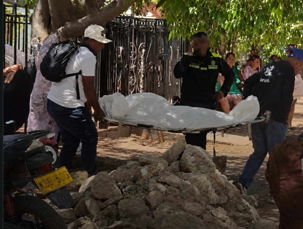 Autoridades realizan el levantamiento de un cuerpo tras un homicidio en La Loma de Calenturas, Cesar.
