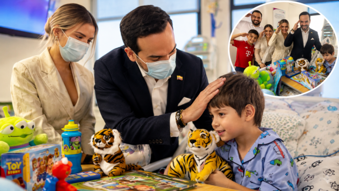 Abelardo De La Espriella y Ana Lucía Pineda visitan a Mateo en la Clínica Cardioinfantil de Bogotá.
