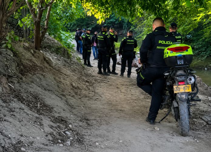 Uniformados de la Policía realizan diligencias en una zona rural durante una investigación judicial.