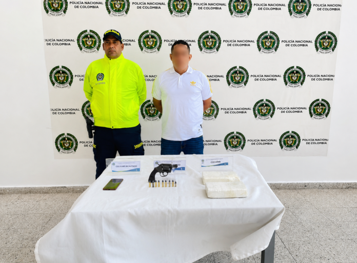 Policía presenta a un presunto dinamizador del microtráfico en Valledupar junto a un revólver, municiones y cocaína incautada.