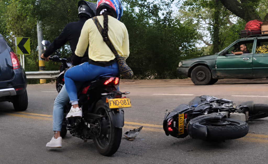 Motocicleta tendida sobre la carretera tras un accidente cerca del puente Salguero, entre Valledupar y La Paz.