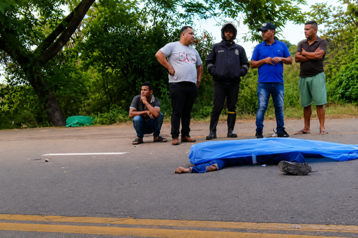 Cuerpo de un motociclista cubierto sobre la vía Valledupar–La Paz, cerca del puente Salguero.