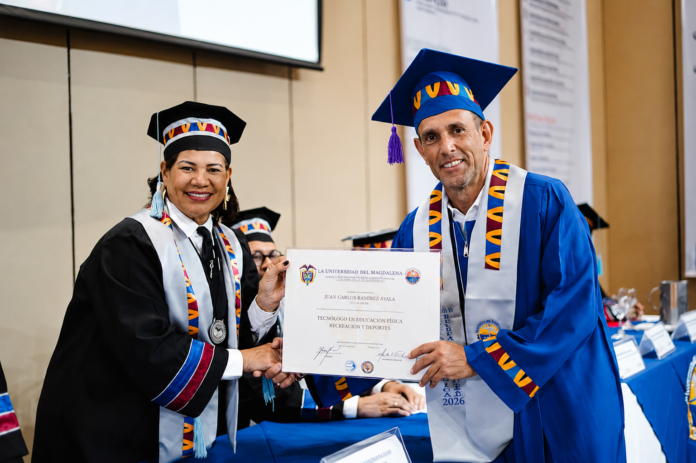 Juan Carlos Ramírez recibe su diploma como tecnólogo en Educación Física en la Universidad del Magdalena