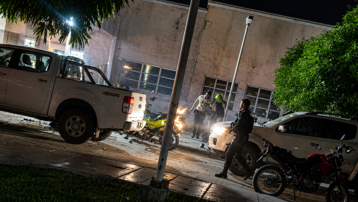 Escena nocturna relacionada con el ataque a la estación de Policía de Pelaya, Cesar