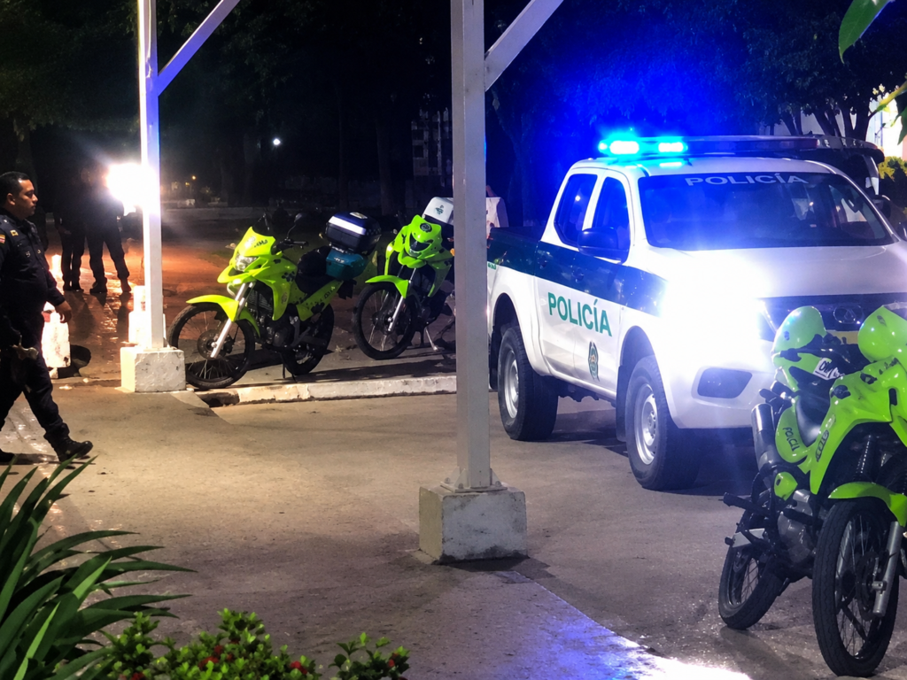 Patrulla y motocicletas de la Policía durante un operativo nocturno en Pelaya tras el atentado