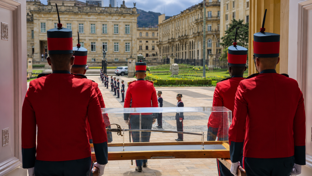 Guardias presidenciales trasladan de espalda la espada de Bolívar desde la Casa de Nariño