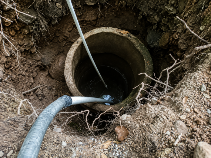 Pozo artesanal usado por habitantes de La Junta mientras esperan agua potable
