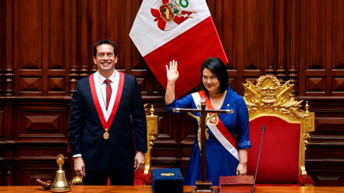 Keiko Fujimori asume la Presidencia durante su juramentación en Perú