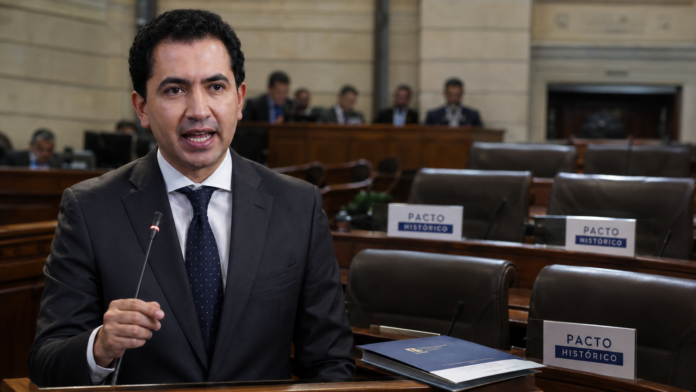 Daniel Briceño pide a congresistas renunciar al salario si no asisten a la posesión.
