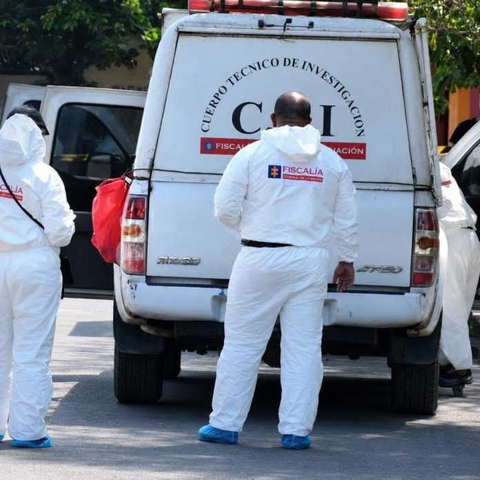 Funcionarios del CTI realizan labores forenses durante una investigación por homicidio en Chimichagua
