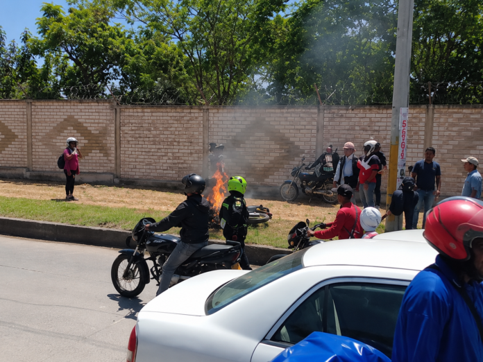 Motocicleta incendiada tras el ataque contra una mujer en Don Alberto, Valledupar