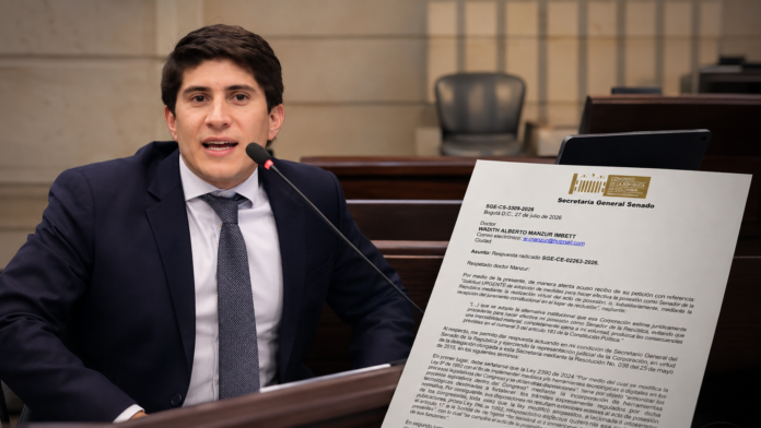 Wadith Manzur junto al documento que niega su posesión virtual en el Senado