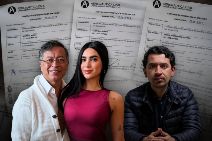Daniel Briceño, Gabriela Muñoz y Gustavo Petro frente a documentos relacionados con contratos de la Aerocivil.