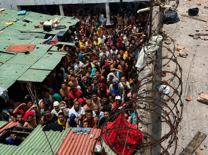 Personas privadas de la libertad permanecen en condiciones de hacinamiento en un centro de detención, en una imagen relacionada con denuncias en la Permanente de Valledupar.