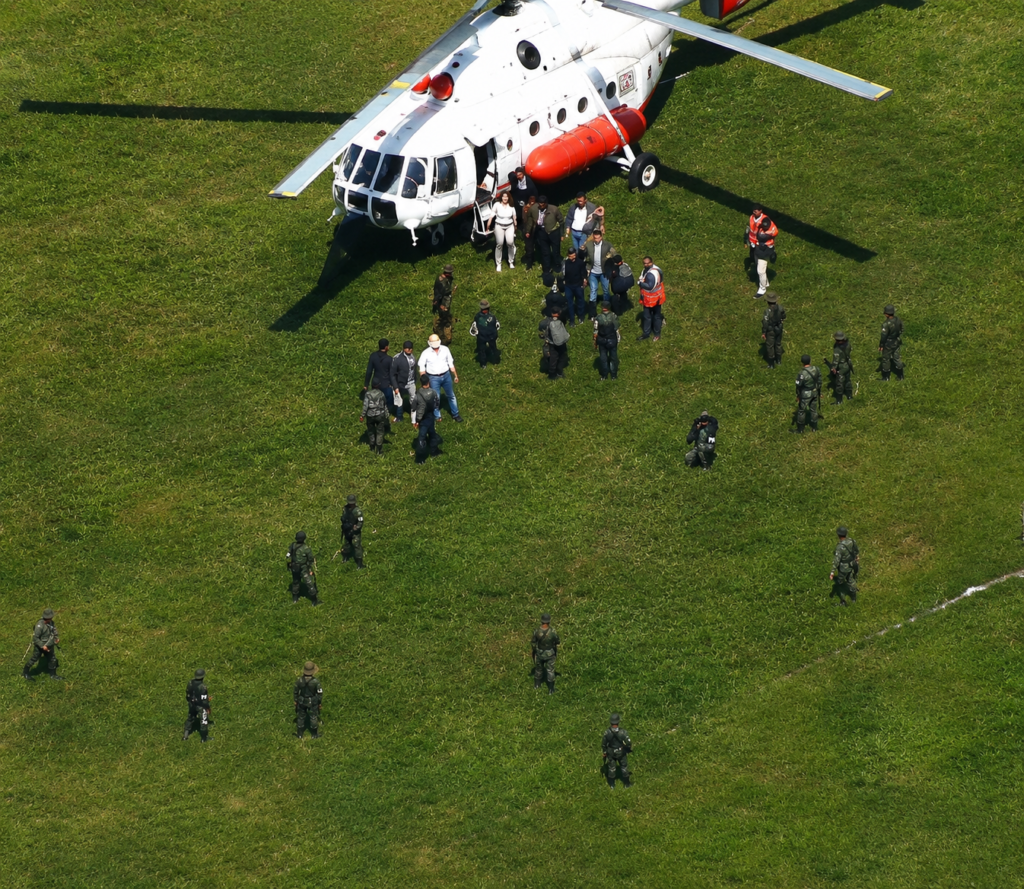 Helicóptero de la Operación Jaque en tierra durante el rescate de los secuestrados en Guaviare.