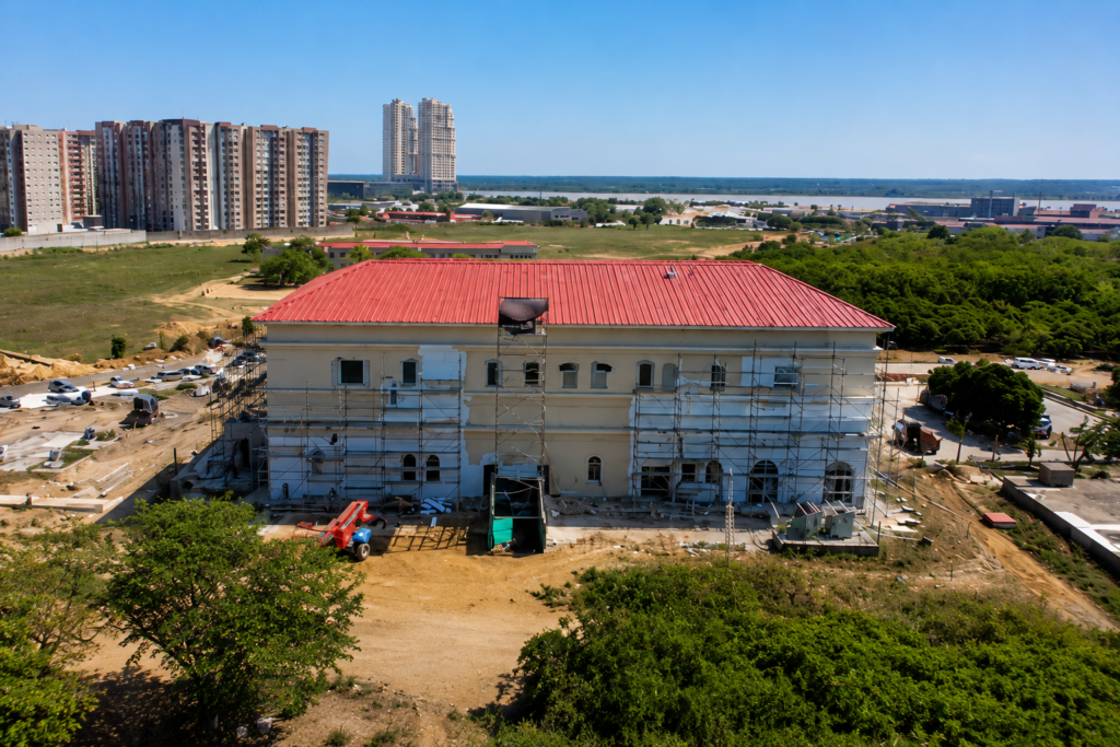 Vista posterior de las obras de la sede alterna presidencial en el Batallón Paraíso de Barranquilla.