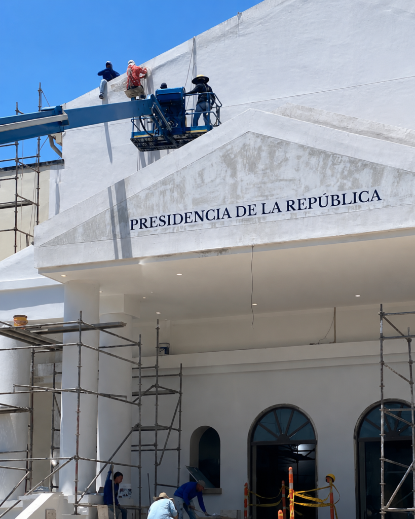 Trabajadores adelantan las obras de adecuación de la sede alterna de la Presidencia de la República en Barranquilla.