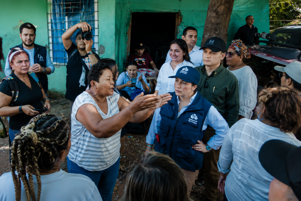 Habitantes de Brisas de La Popa dialogan con funcionarios durante la socialización del proceso de desalojo en Valledupar.
