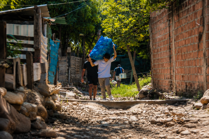 Familias trasladan pertenencias ante desalojo en Valledupar