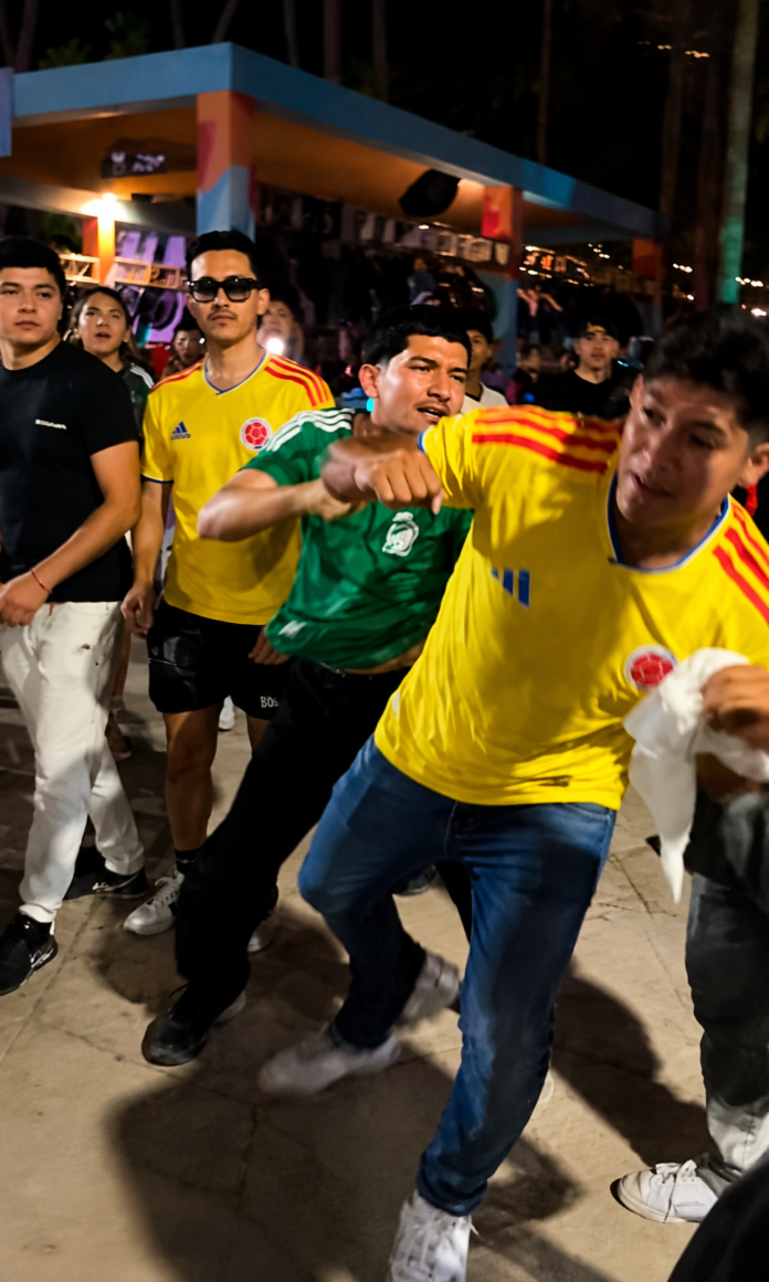 Hinchas mexicanos durante un incidente con un aficionado que portaba la camiseta de Colombia en el Mundial 2026.