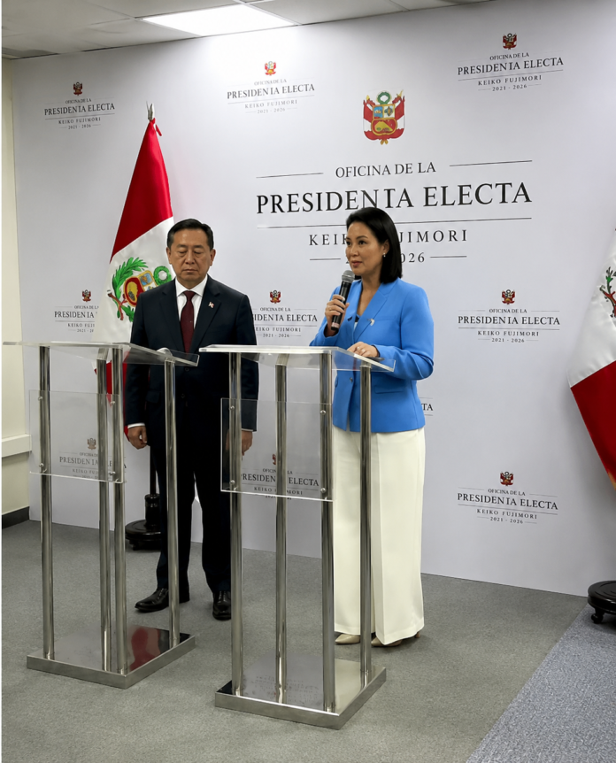José María Balcázar visita a Keiko Fujimori durante la transición presidencial en Perú.