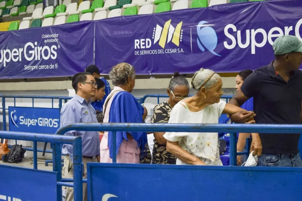 Adultos mayores hacen fila en Valledupar para reclamar el doble giro de Colombia Mayor